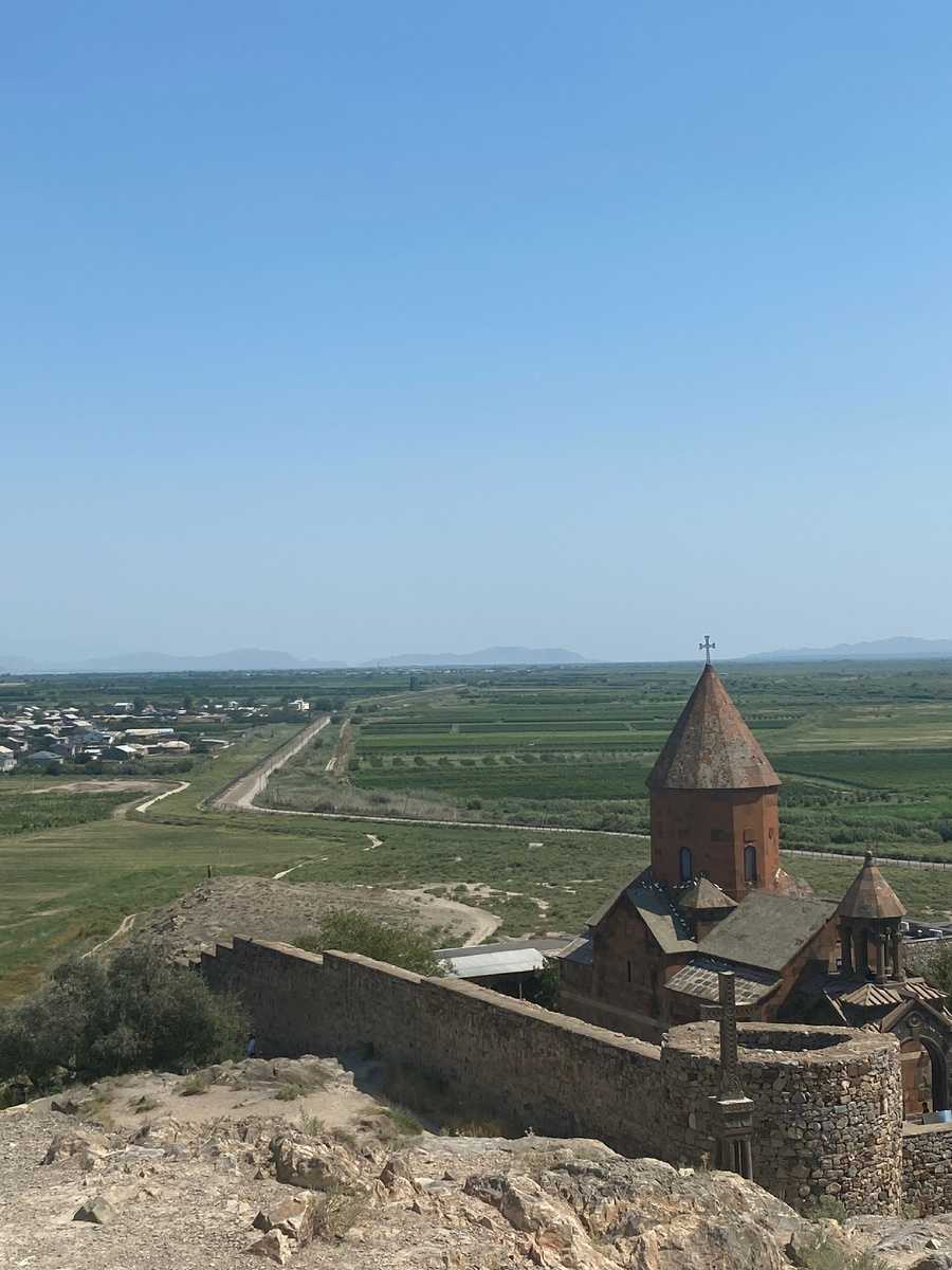Хор Вирап (арм. глубокая темница), монастырь в Армении