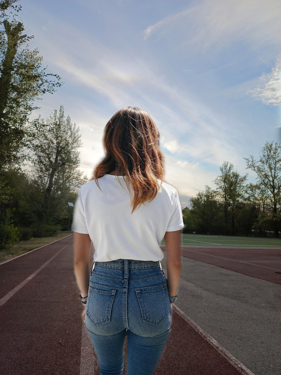 Примерно так я смотрела на бегущих по стадиону спортсменок