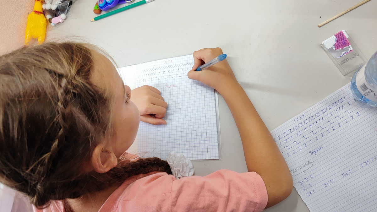 Катя делает уроки