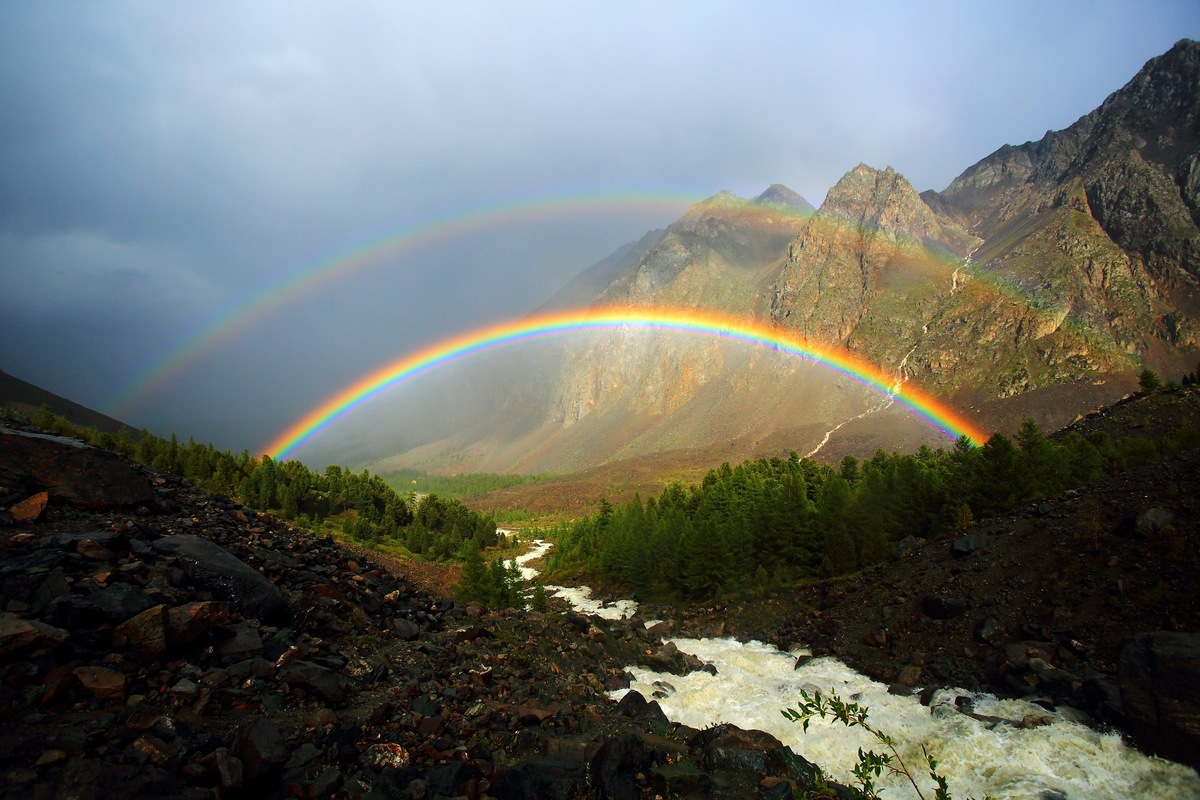Радуга в горах. Источник: rtraveler.ru