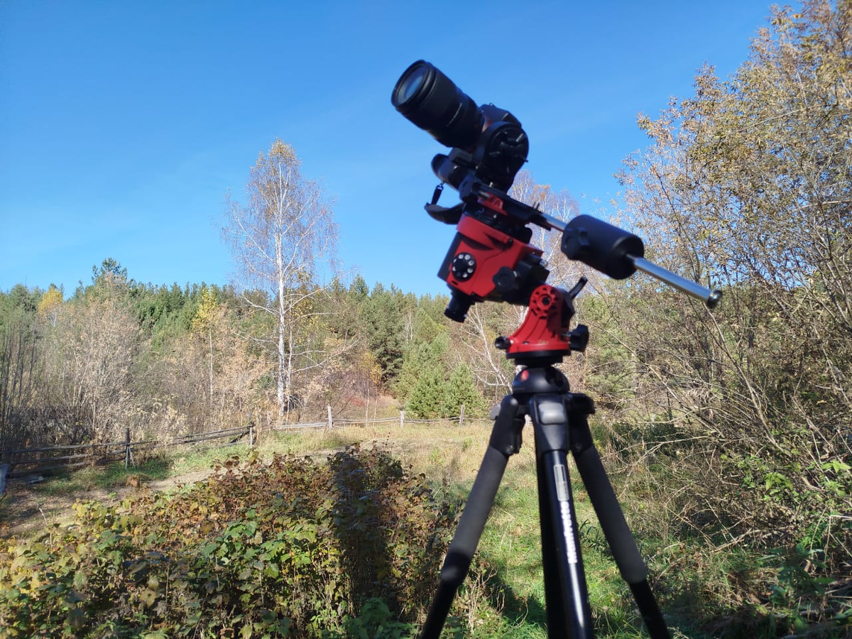 Монтировка Sky-Watcher Adventurer на штативе.