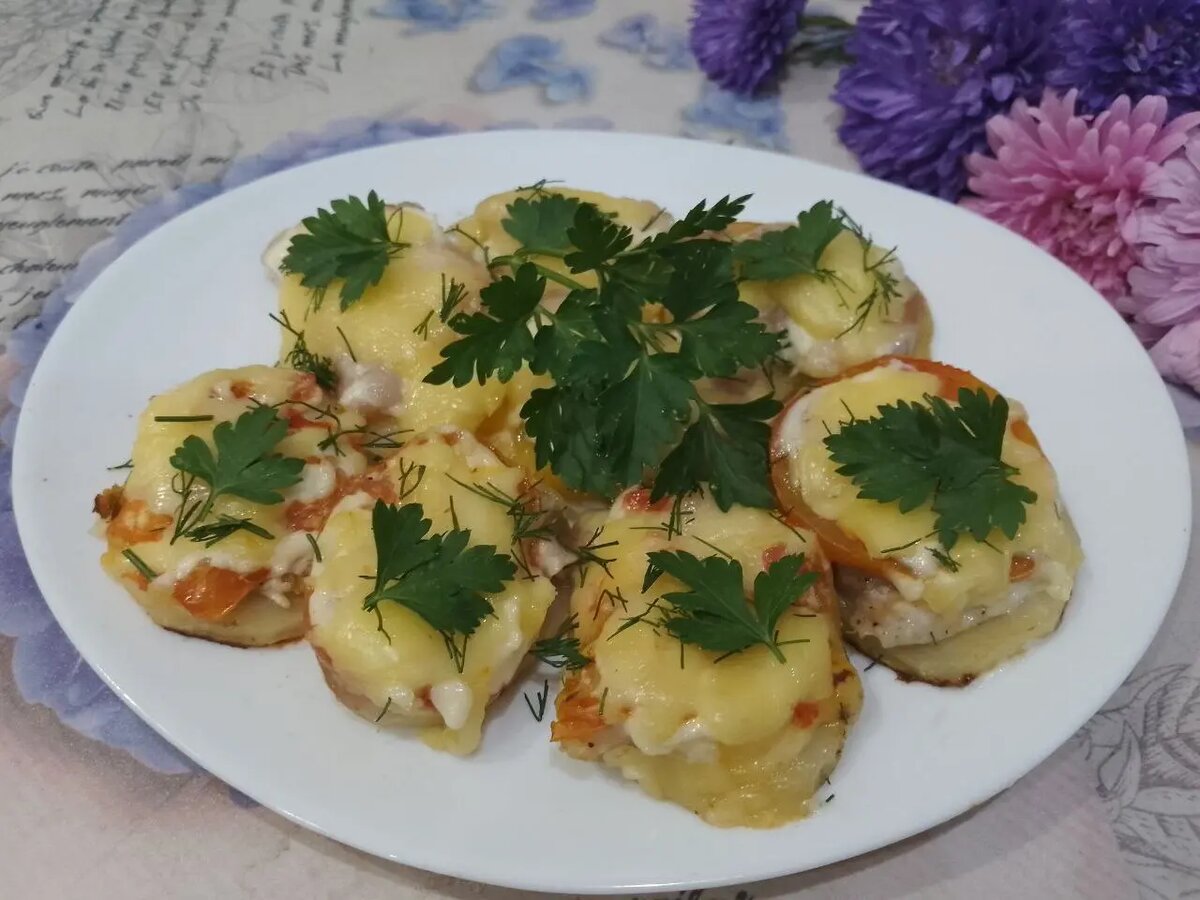 Картофель с сыром, мясом и помидорами