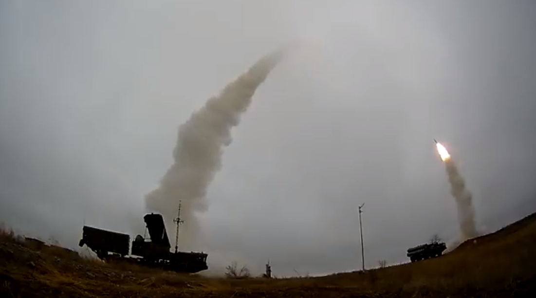 Было время, когда каждый контракт на покупку С-400 освещался с большой помпой. Теперь ситуация изменилась. За последние два года обладателями системы стали Алжир и Ирак, но эти сделки прошли в режиме максимальной конфиденциальности. Кадры МО РФ
