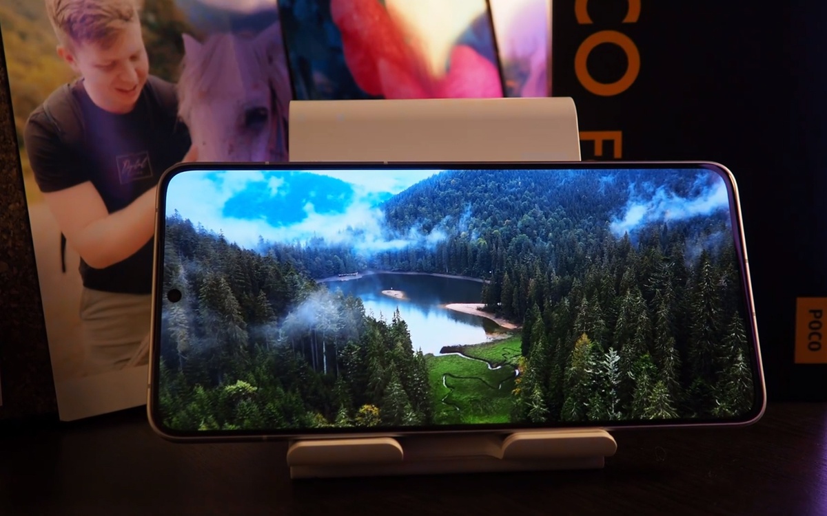    Poco F6 Pro несколько легче и меньше. Но не критично. Иллюстрация: Rutube/Quke.ru