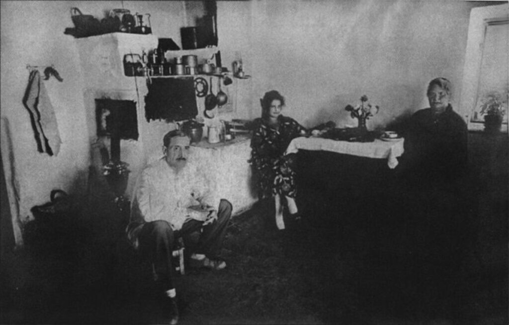 Александр Грин с семьей в Феодосии, 1927 г. Фото: Роман Кармен