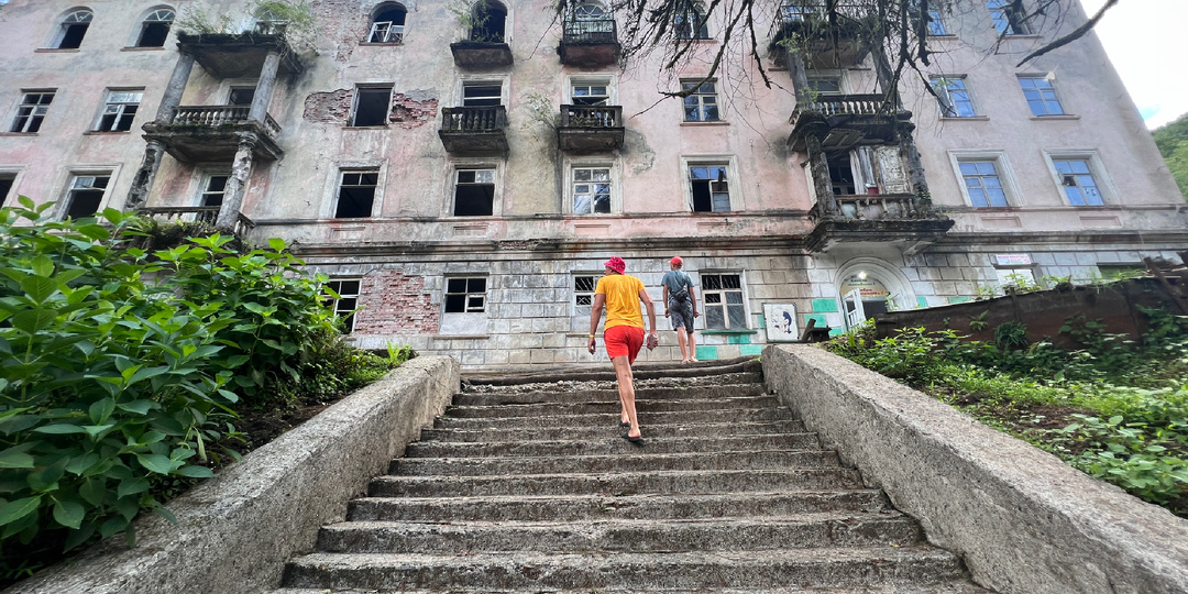 Шахтерский город-призрак: Как живут здесь люди? Их осталось 40 среди тысяч пустых квартир