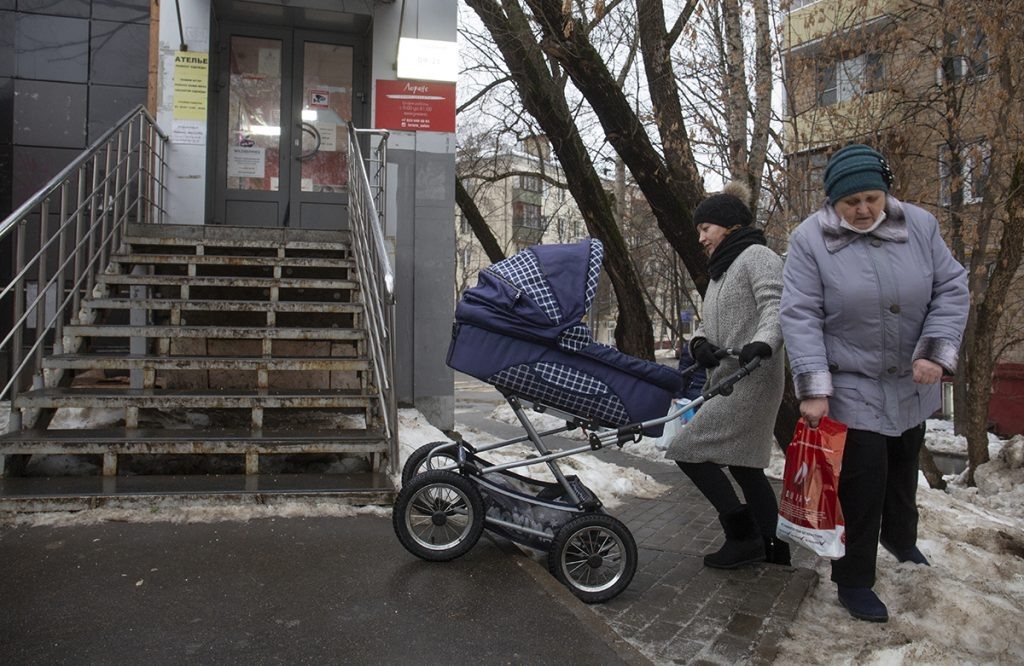 Дорожки с высокими бордюрами и ступени без удобных пандусов превращаются для Ольги с маленьким сыном в квест, который сложно пройти