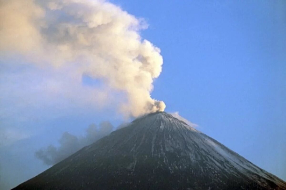    На Камчатке вулкан Шивелуч выбросил пепел на высоту до 3 км