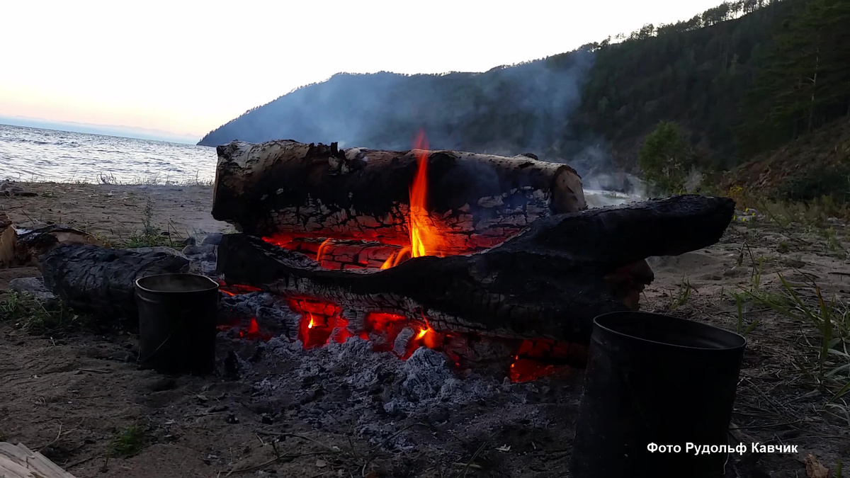Костёр на берегу.