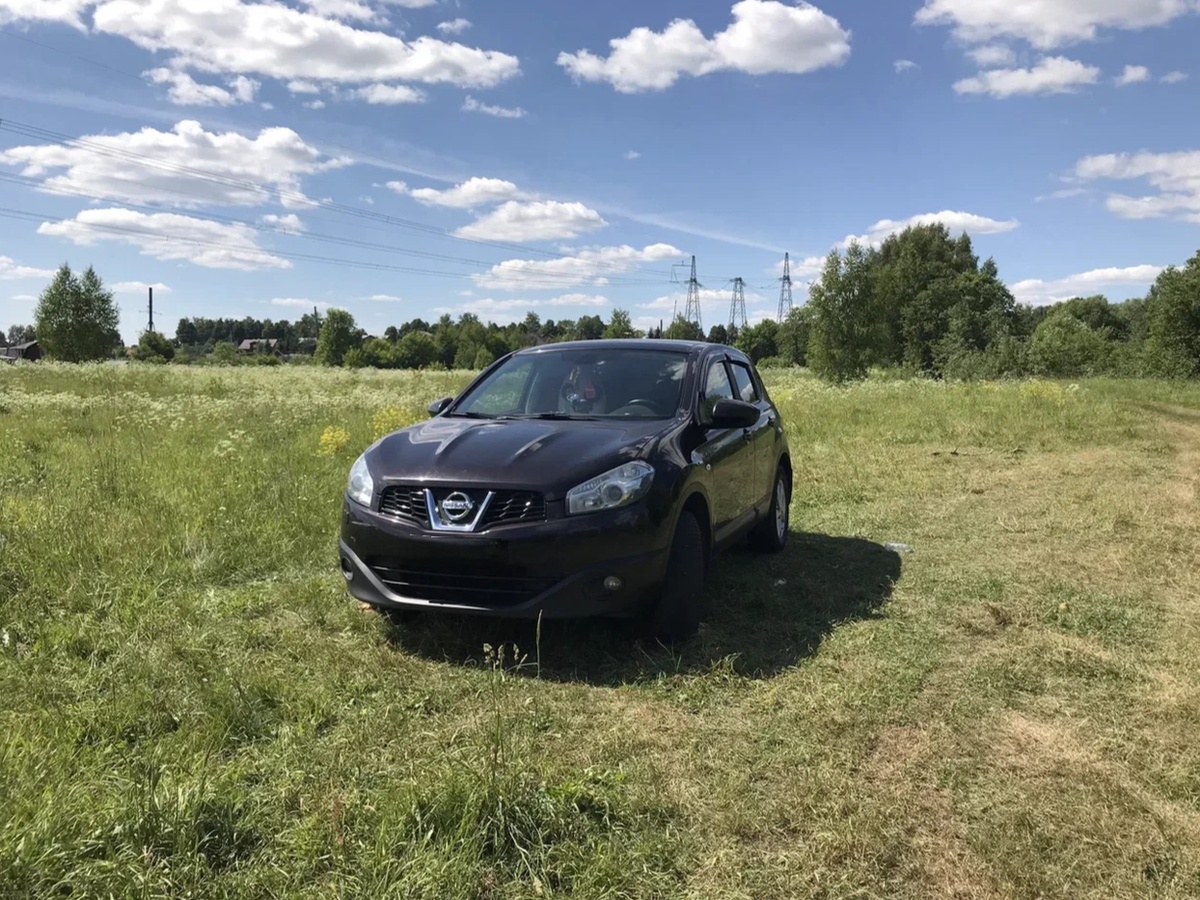Маруся. Кстати, реальный цвет автомобиля определялся всегда плохо. Кажется, что это черный цвет (особенно, когда машина была грязной), но на самом деле - это фиолетовый цвет или баклажан