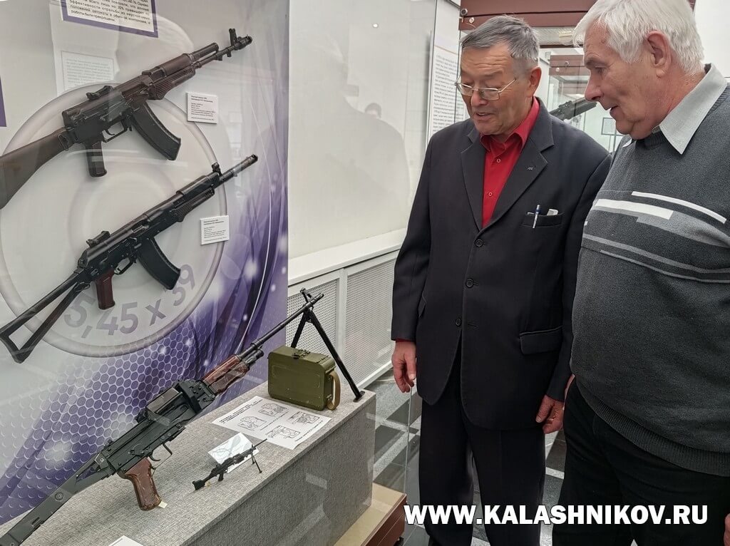 На выставку я заглянул вместе с Михаилом Евгеньевичем Драгуновым и Владимиром Александровичем Ярыгиным. Внизу витрины стоит пулемёт ПУ-2 с комбинированным питанием, над которым Михаил Евгеньевич работал вместе с Виктором Михайловичем Калашниковым. Фото Михаила Дегтярёва