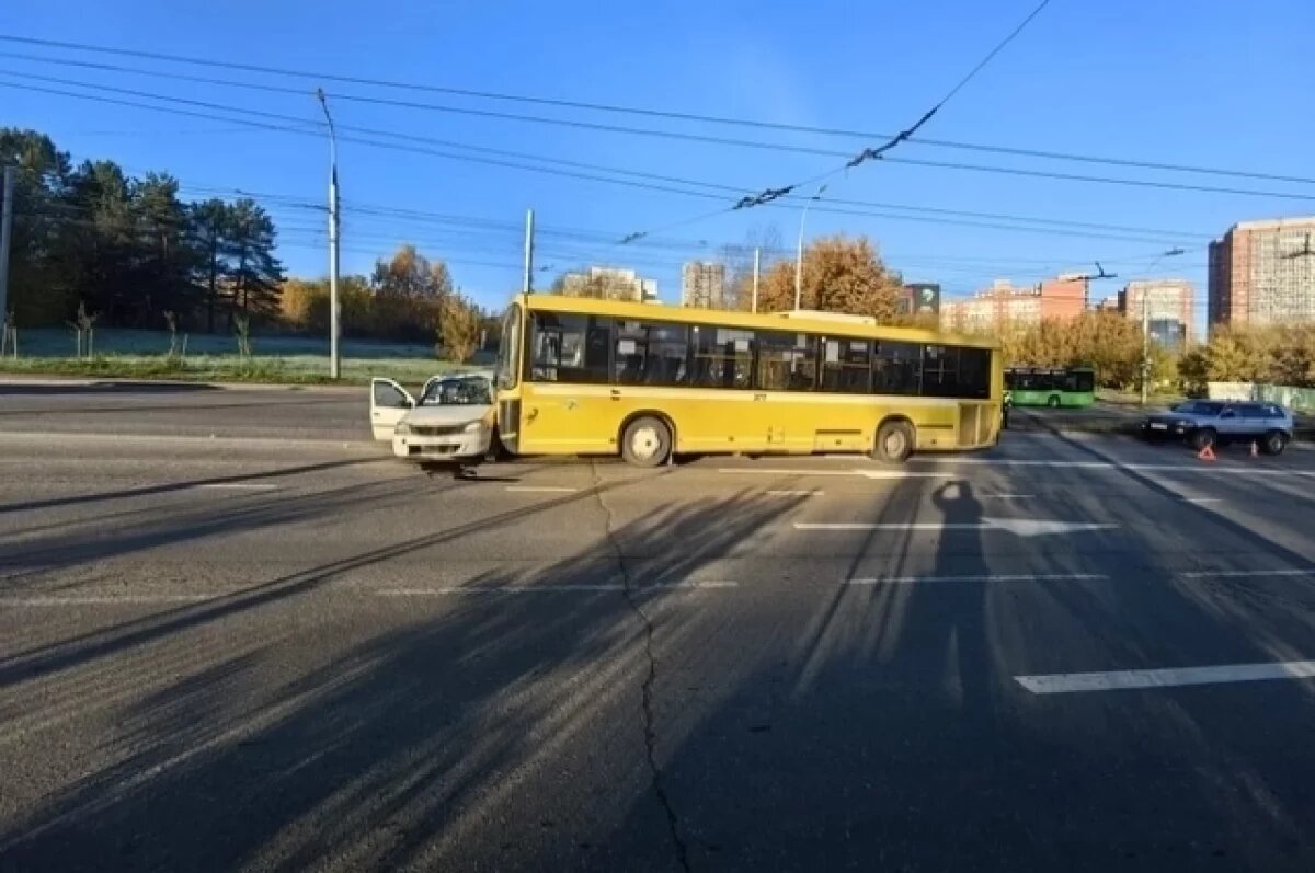    Два человека пострадали в ДТП с автобусом на улице Лермонтова в Иркутске