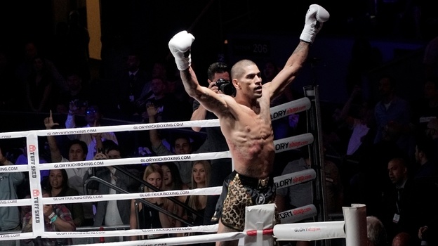    Алекс Перейра празднует победу на турнире по кикбоксингу Glory. Global Look Press
