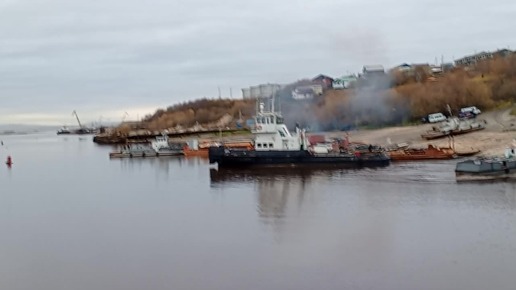 Теплоход Вега , стаскивает обмелевшую аппарель ⚓