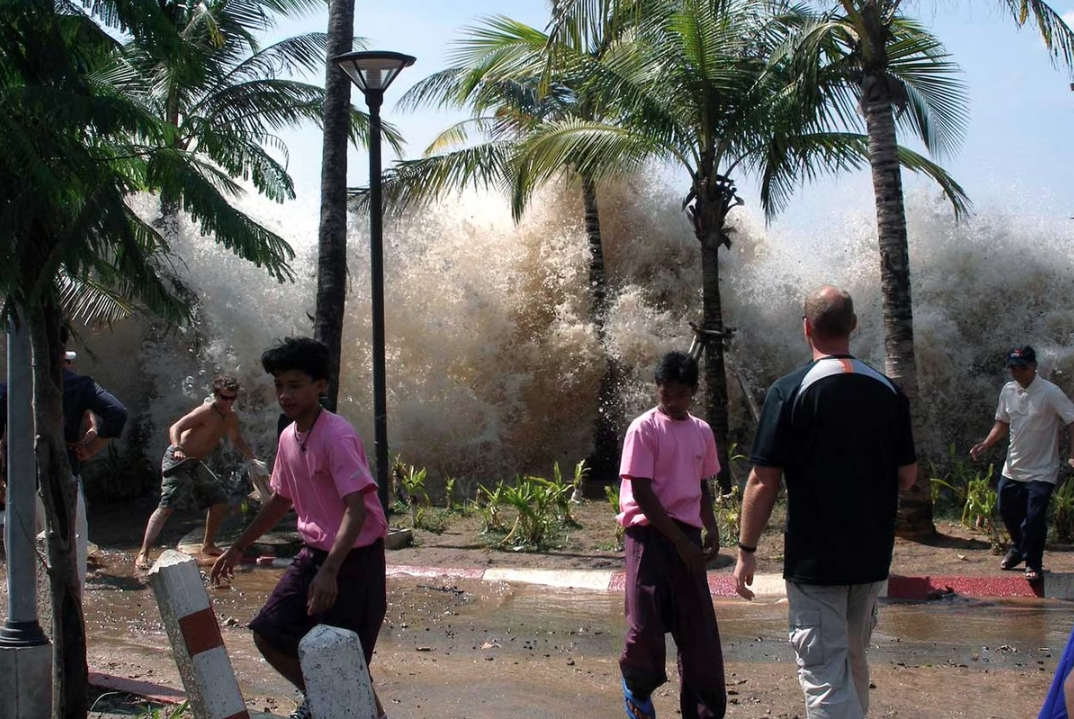 Реальные кадры наступления цунами в декабре 2004 года. Фотография с сайта theatlantic.com