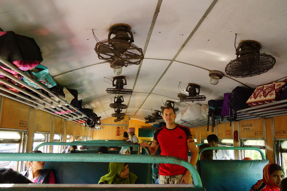 в бенгальском поезде