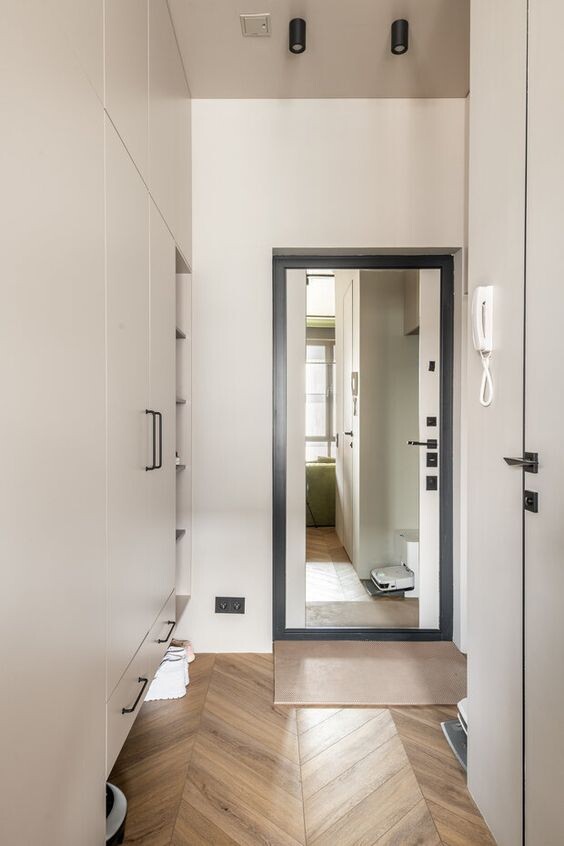 Пример зеркала на входной двери в интерьере