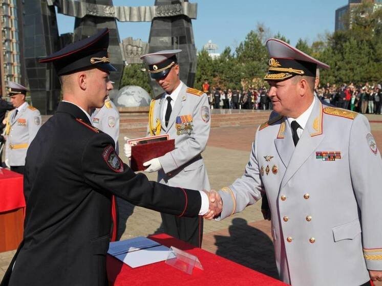    Начальник УМВД России по Хабаровскому краю принял участие в церемонии принятия присяги курсантами Дальневосточного юридического института МВД. Фото: пресс-служба УМВД России по ХАбаровскому краю