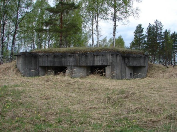 Полукапонир постройки 1939 года, отличительной стороной которого является вход через нижний этаж, прикрытый огнем пулеметной амбразуры. Пролистывайте альбом вправо