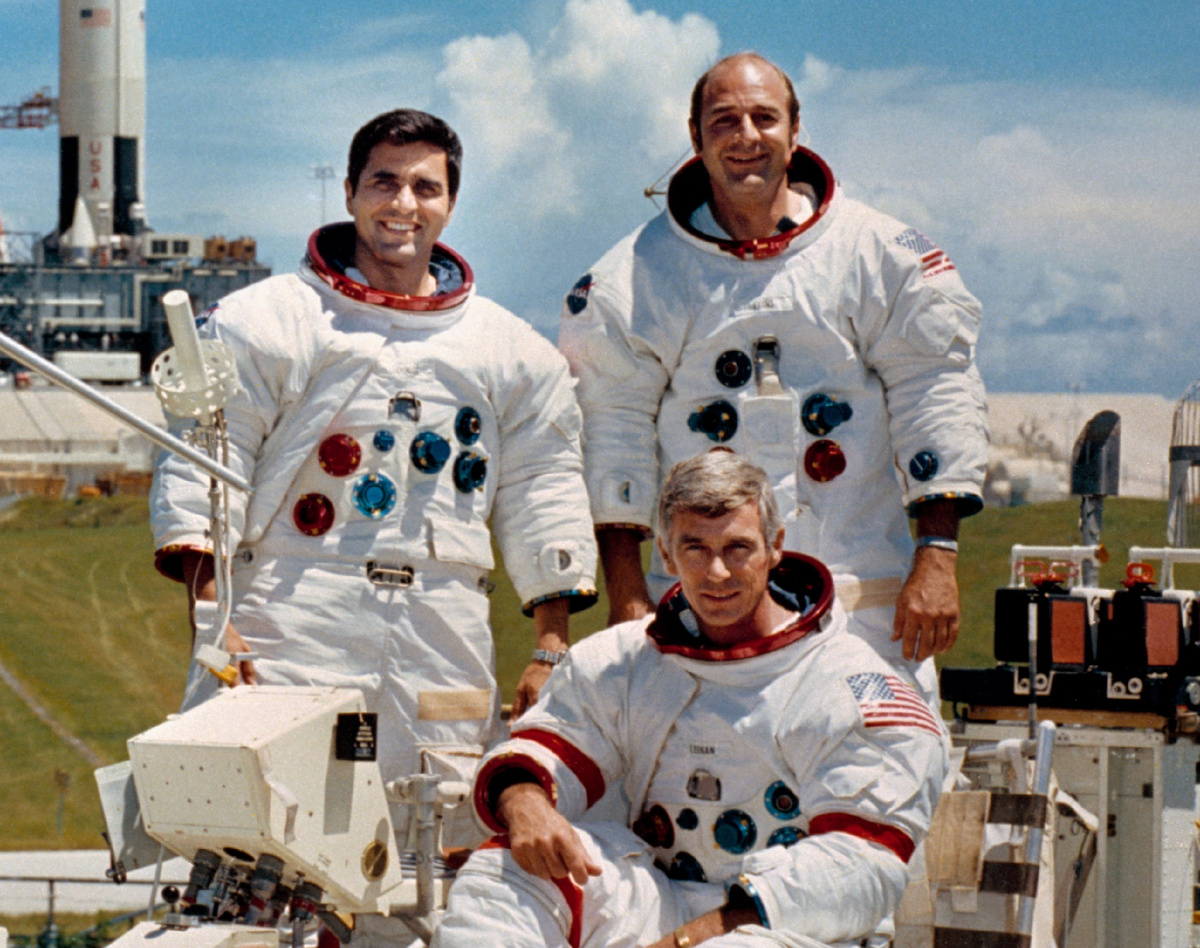 Слева направо: Харрисон Шмитт, Юджин Сернан (сидит), Роналд Эванс