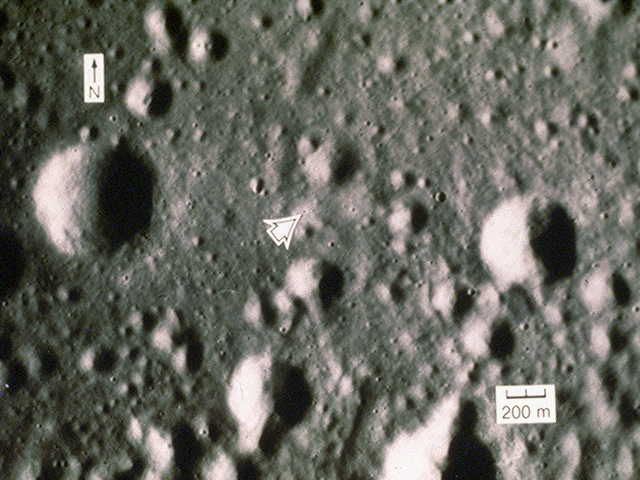 Район посадки «Аполлона-17» ещё более крупно. У левого края снимка — кратер Камелот[англ.]