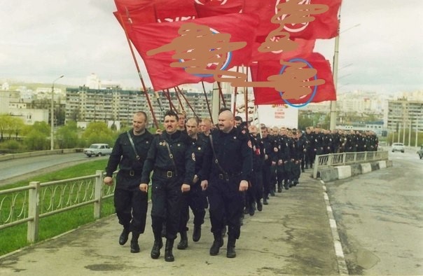 Защитнички верховного совета из РНЕ (свастики на флагах замазаны коричневым)