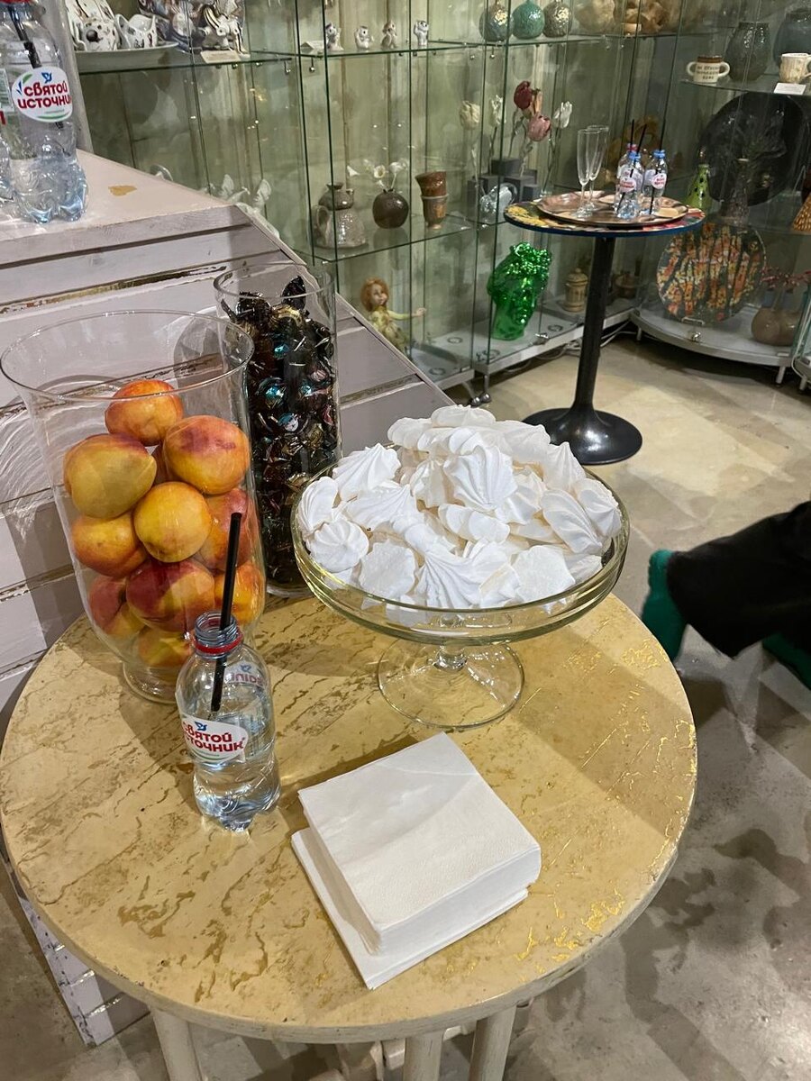 был маленький фуршет - нектарины, меренги, конфеты