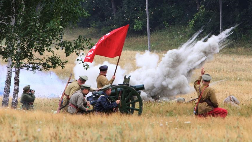 Реконструкция боя Гражданской войны. Фото из открытых источников