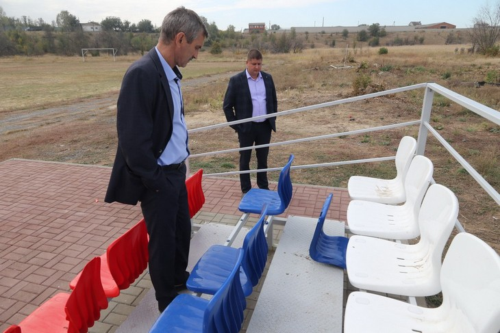 А стоят эти руководители как раз у кресла, которое было сломано еще осенью прошлого года.. Свидетельство тому в нижней галереи, фото было сделано до этих событий...