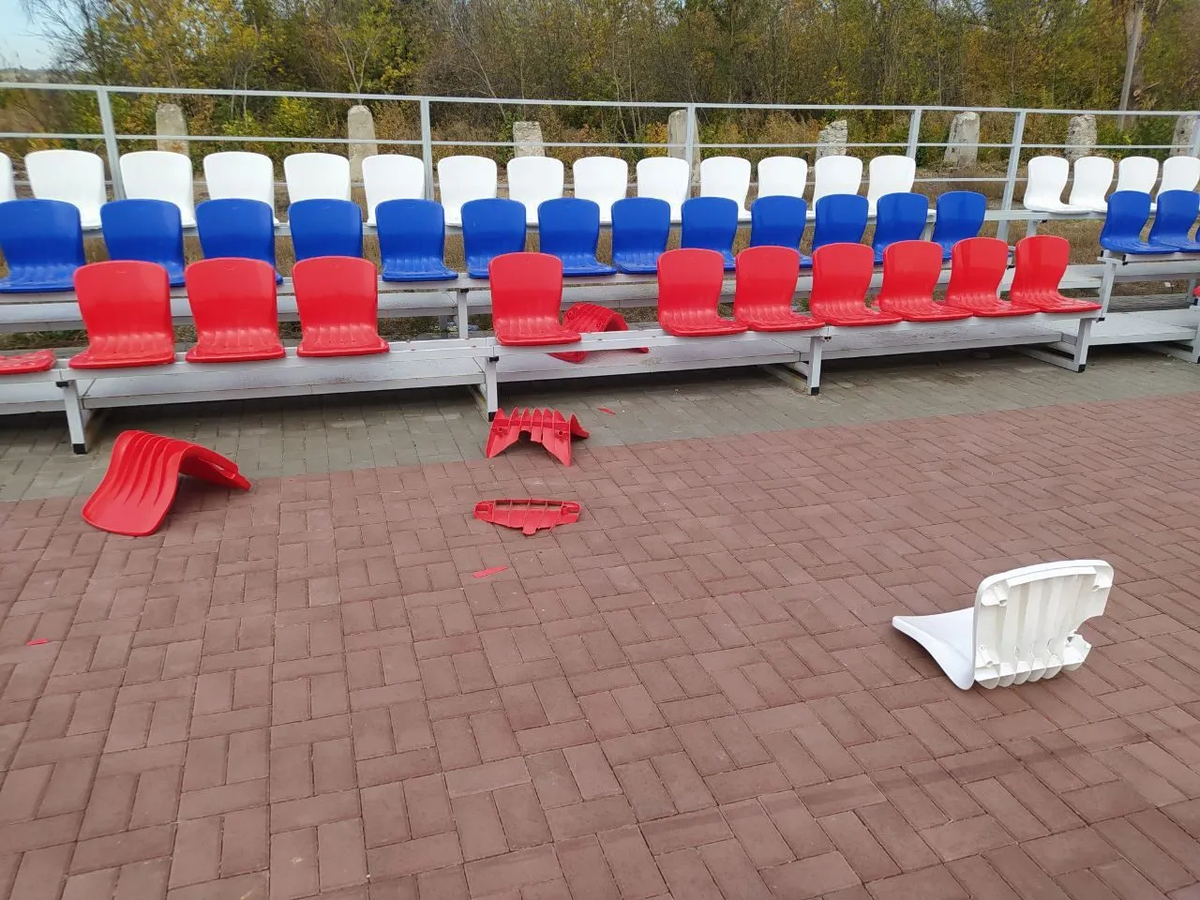 2 из 3 сломанных кресел на фото были сломаны ранее...