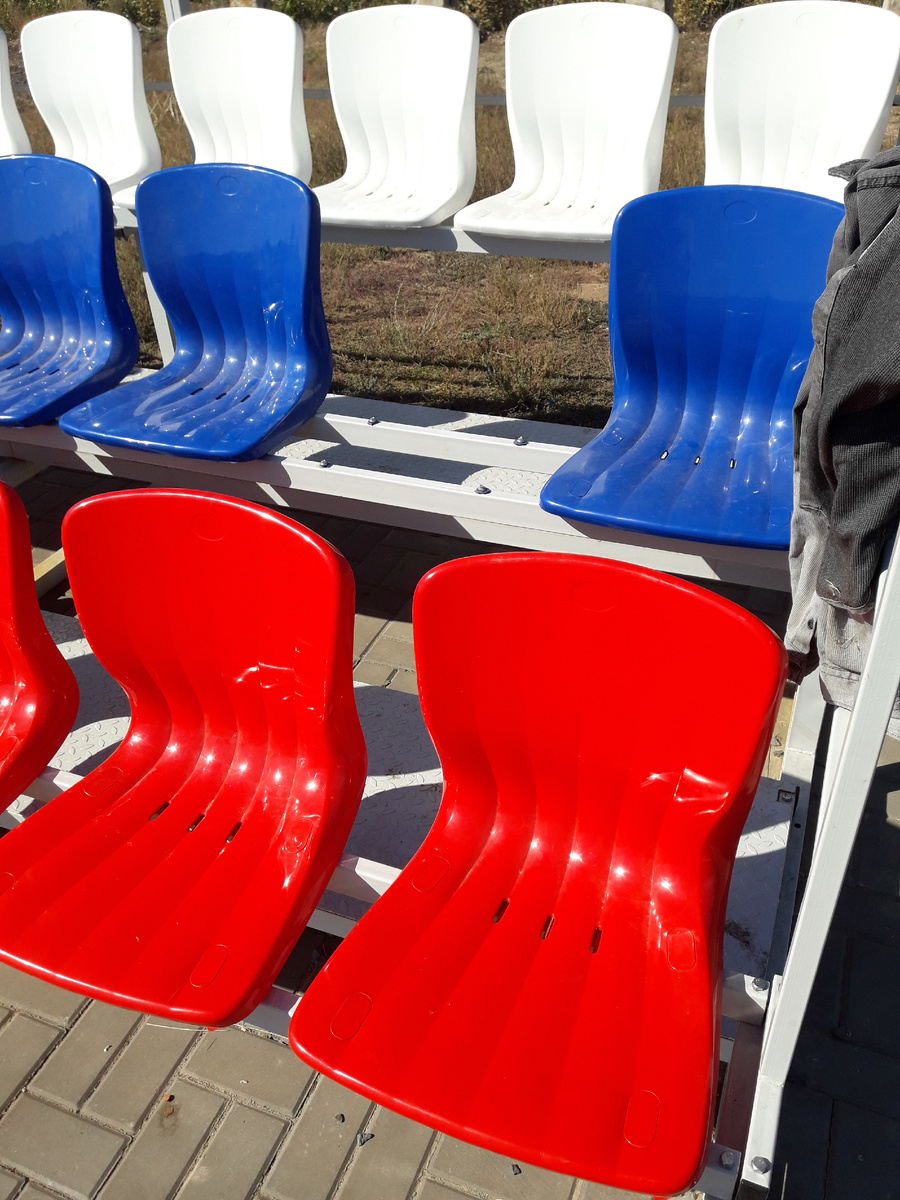 ...и это кресло было сломано раньше...