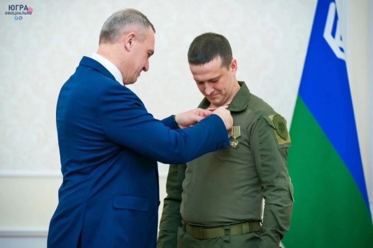    Глава округа поздравил каждого бойца.