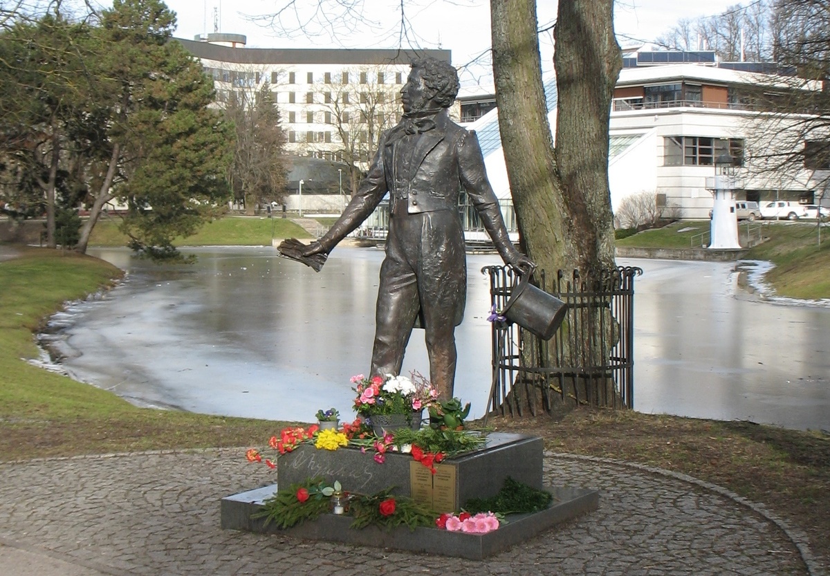 Один из символов русской культуры, памятник А.С.Пушкину в Риге. В настоящее время стараниями латышских-национал радикалов он снесён...