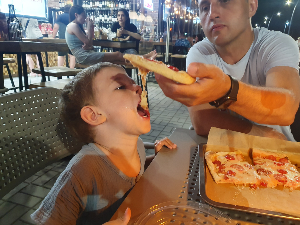 Едим вкусную пиццу на набережной