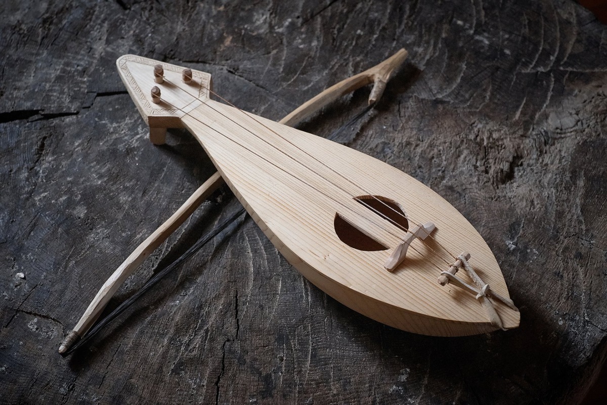 Так выглядел древнерусский народный инструмент "гудок" или "смык".