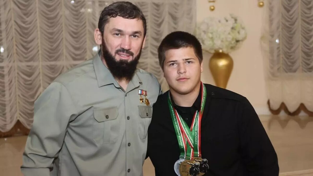 Медали и ордена посыпались на Адама Кадырова после избиения им Никиты Журавеля. Фото: t.me/MDaudov_95