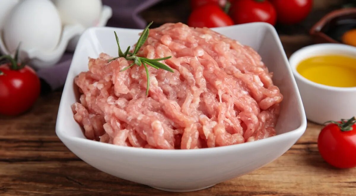   В домашний куриный фарш добавляйте специи и чеснок для более яркого вкуса (Shutterstock/FOTODOM)