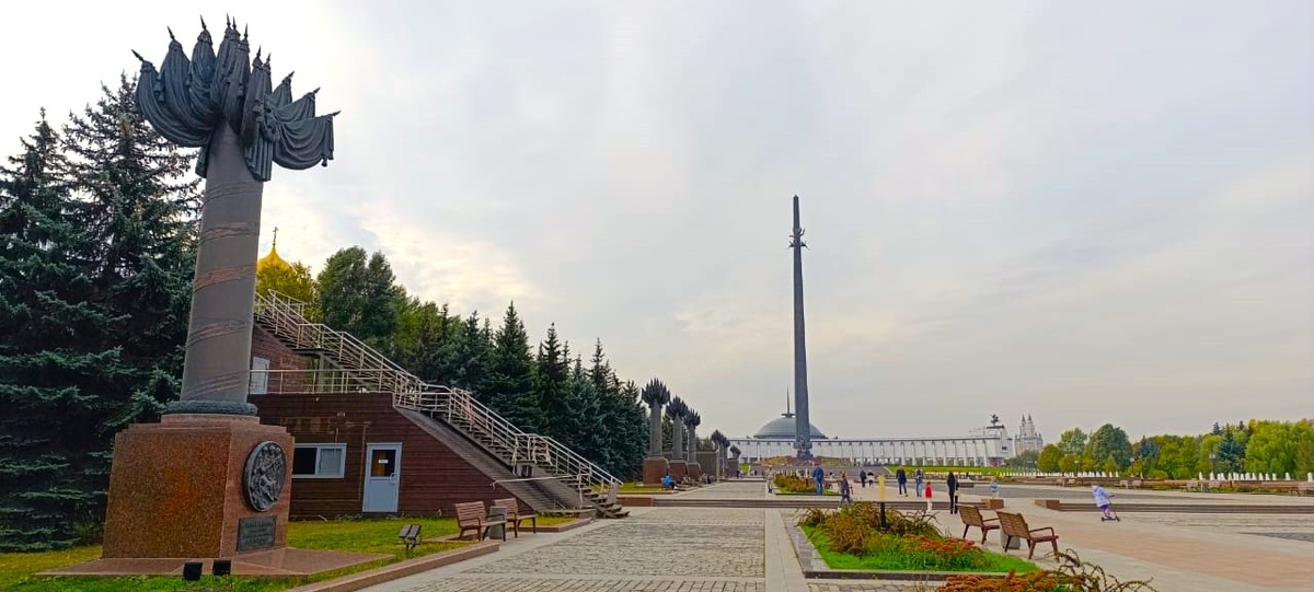 Вид на Поклонную гору со стороны выхода из Метро "Парк Победы".