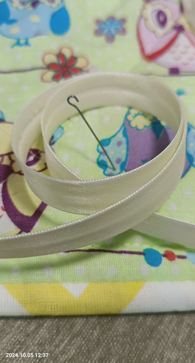 Обратите внимание, нет шва на косой бейке. Очень аккуратный и красивый способ.