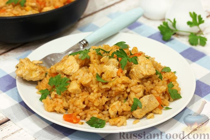 рис, куриное филе, помидоры, перец сладкий, лук репчатый, томат-паста, масло растительное, соль, перец чёрный молотый, перец красный молотый, перец душистый молотый, мята сухая