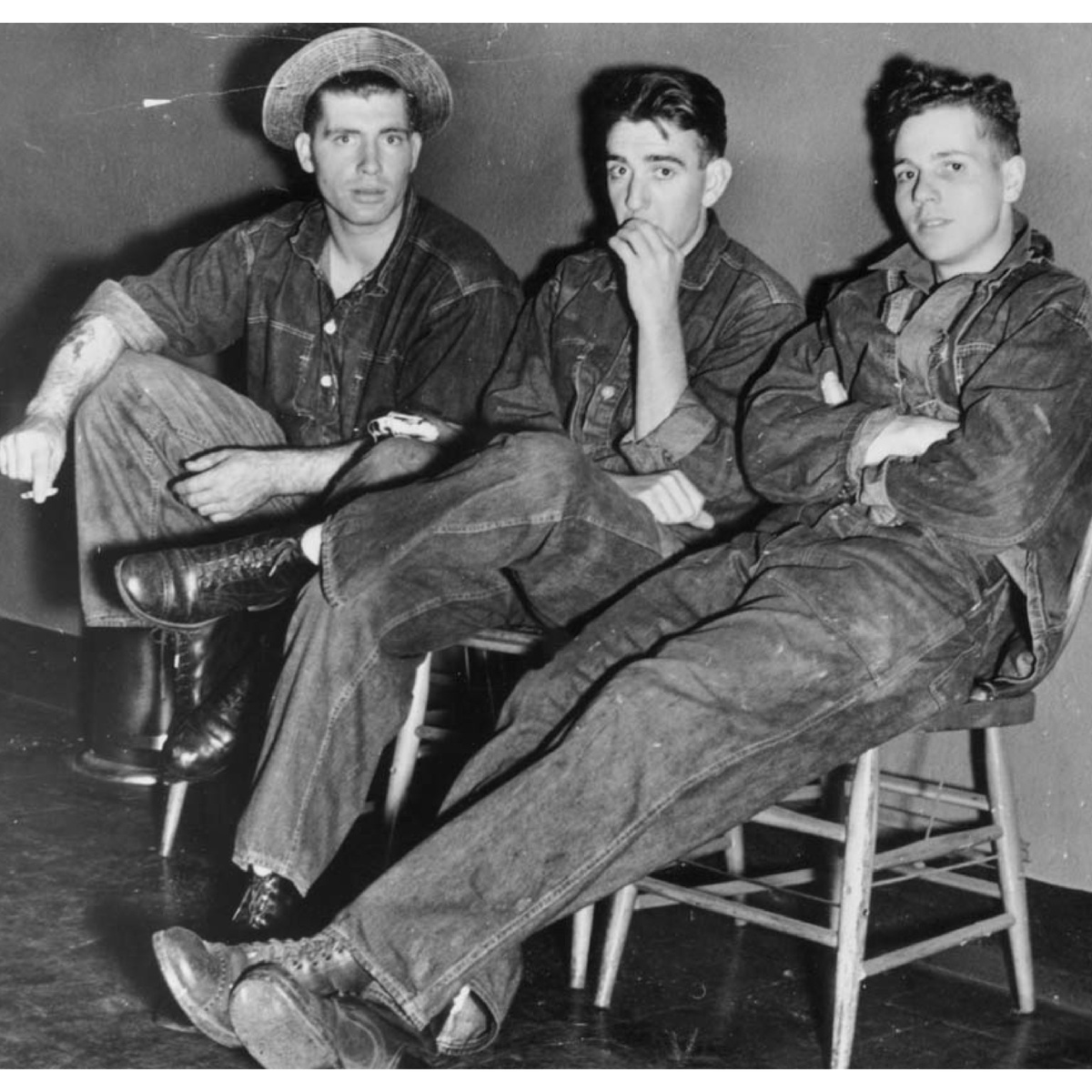 С момента своего появления в мире моды, джинс стал символом свободы и независимости, приобретая популярность среди различных поколений. 