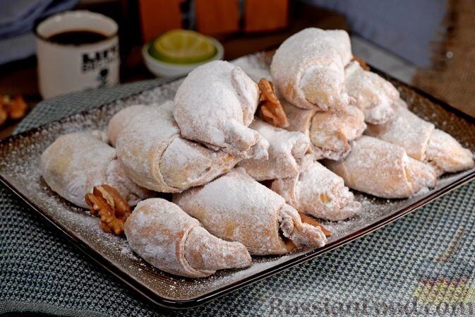 масло сливочное, сметана, яйцо, мука, разрыхлитель, сахар ванильный, соль, орех грецкий, сахар, сахарная пудра