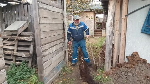 Водопровод от скважины в свой дом, копаю траншею собственными руками.