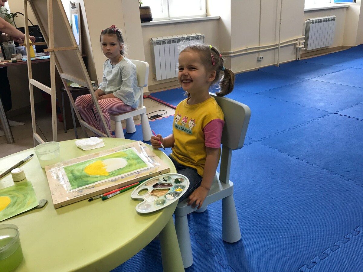 Даше 4 года. Рисуем цыпленка. 