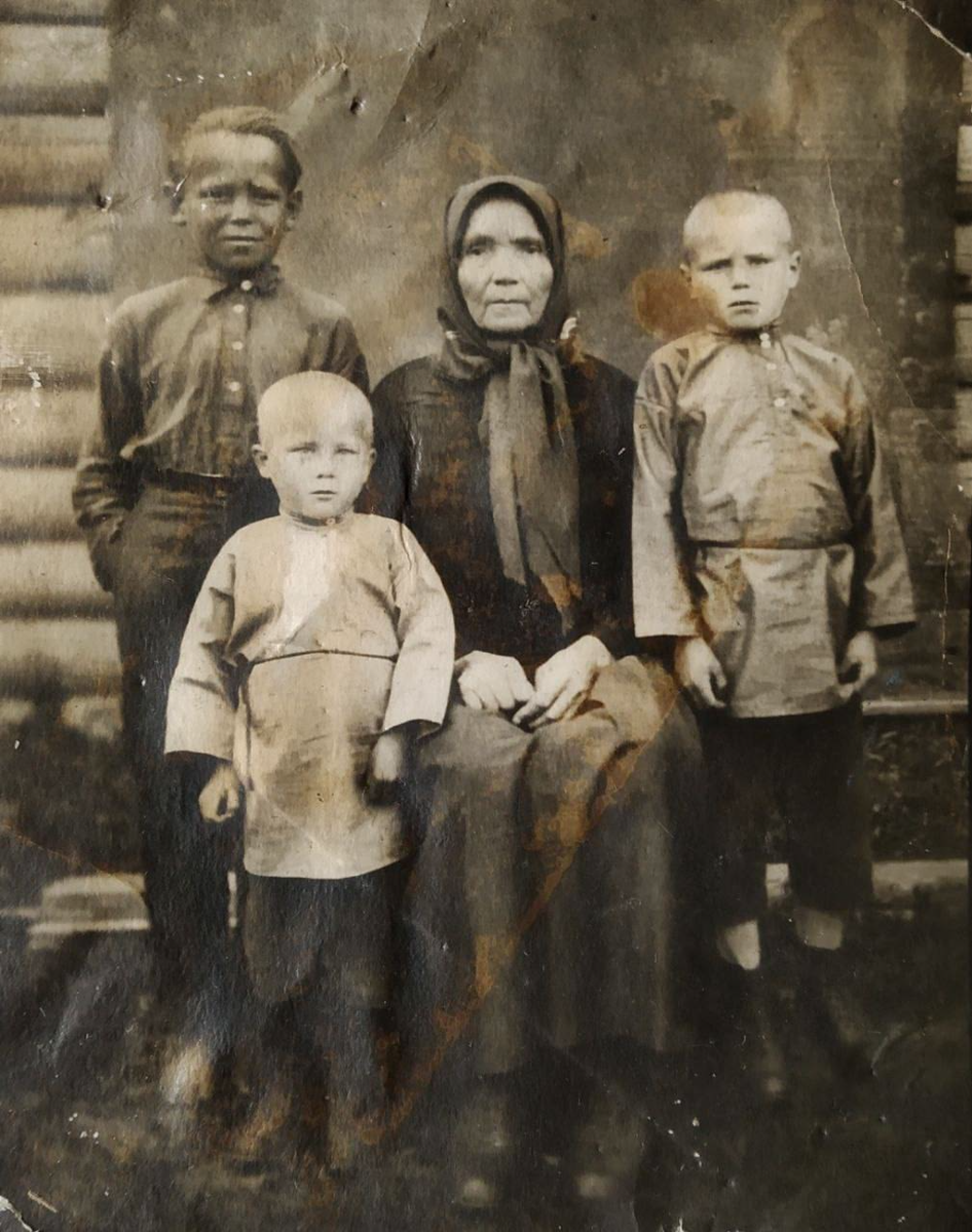 Дёржанские карелы. Фотография семьи карел Гормаковых (Gormakka) из д. Галахово (Galhova), сделана до войны. Снимки были получены участниками научной экспедиции на Дёржу в 2018 году. 