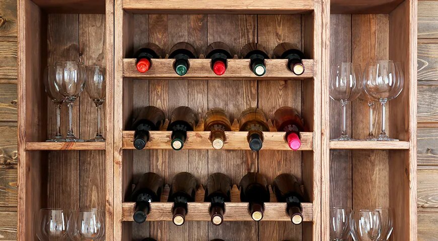   Чтобы вино не потеряло своих вкусовых качеств, бутылки рекомендуют хранить в горизонтальном положении (Shutterstock/FOTODOM)