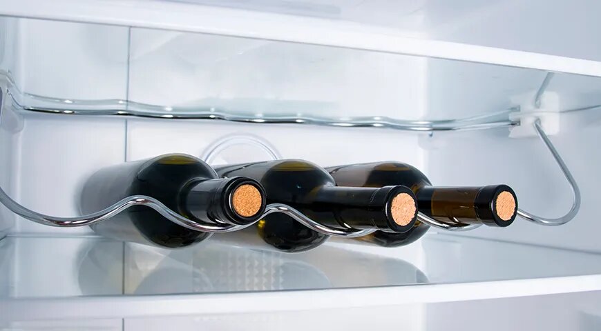   Держать вино в холодильнике нежелательно, так как через пробку могут проникнуть посторонние запахи (Shutterstock/FOTODOM)