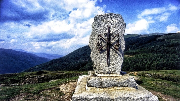 Памятник погибшим франкам в ущелье Ронсеваль(778г., 824г.), франко-испанская граница. 