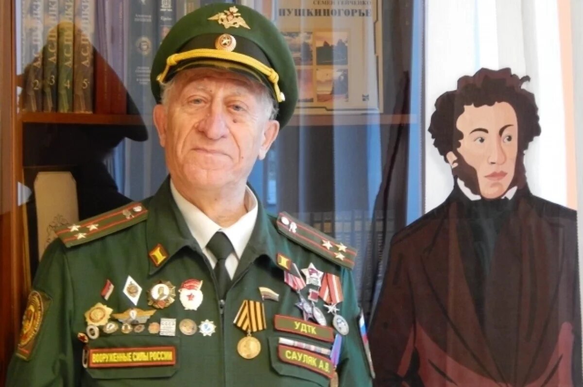    Анатолий Сауляк гордится, что спас столько книг о поэте от незавидной участи.