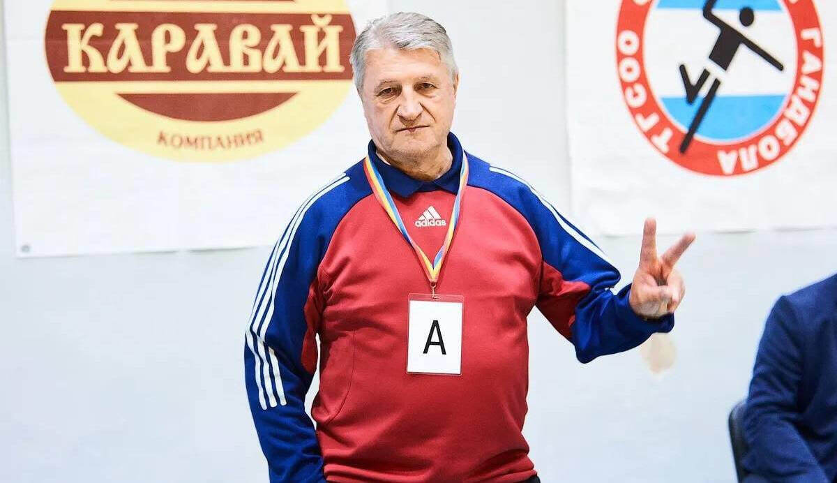    "Я по генетике в отца пошёл - и в свои 77 могу детям и финт показать, и прыгнуть..."